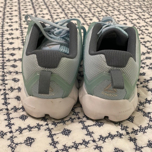 Excellent condition light blue Reebok tennis shoes. Size 8.5 - Picture 4 of 7